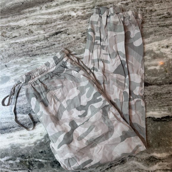 Thread & Supply Camouflage Linen Joggers 
Women’s Medium - Picture 1 of 4